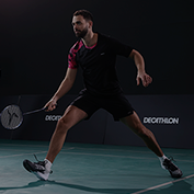 Um homem atleta treinando badminton
