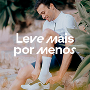 Homem calçando sapatilha de ciclismo