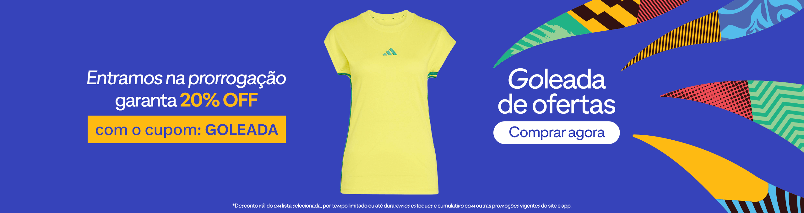 Banner retangular horizontal com o título "Goleada de ofertas". Ao centro, um homem jovem veste a camisa amarela do Brasil. À direita, o texto destaca: "10% OFF nas camisas do Brasil com o cupom: CAMISA10", seguido pelo botão "Aproveite". O fundo mostra um campo de futebol arborizado e elementos gráficos coloridos nas cores verde, amarelo e azul.