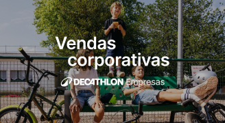 Decathlon Empresas: Loja de esportes para vendas corporativas. Três crianças brancas em um parque com suas bicicletas.