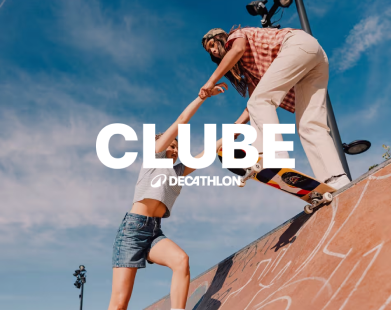 Clube Decathlon: Clube de fidelização de clientes. Homem e mulher brancos em pista de skate.