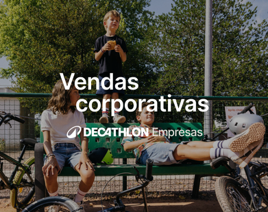 Decathlon Empresas: Loja de esportes para vendas corporativas. Três crianças brancas em um parque com suas bicicletas.